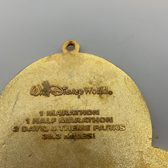 Disney Goofy's Race and a Half Challenge 2009 Gold Tone Collectible Goofy Medal - Picture 11 of 14